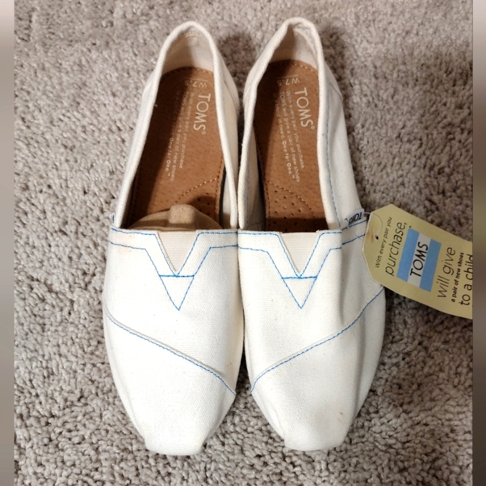 Brand New with Tags (Toms Canvas Flat Shoes Women's 7.5 in White)